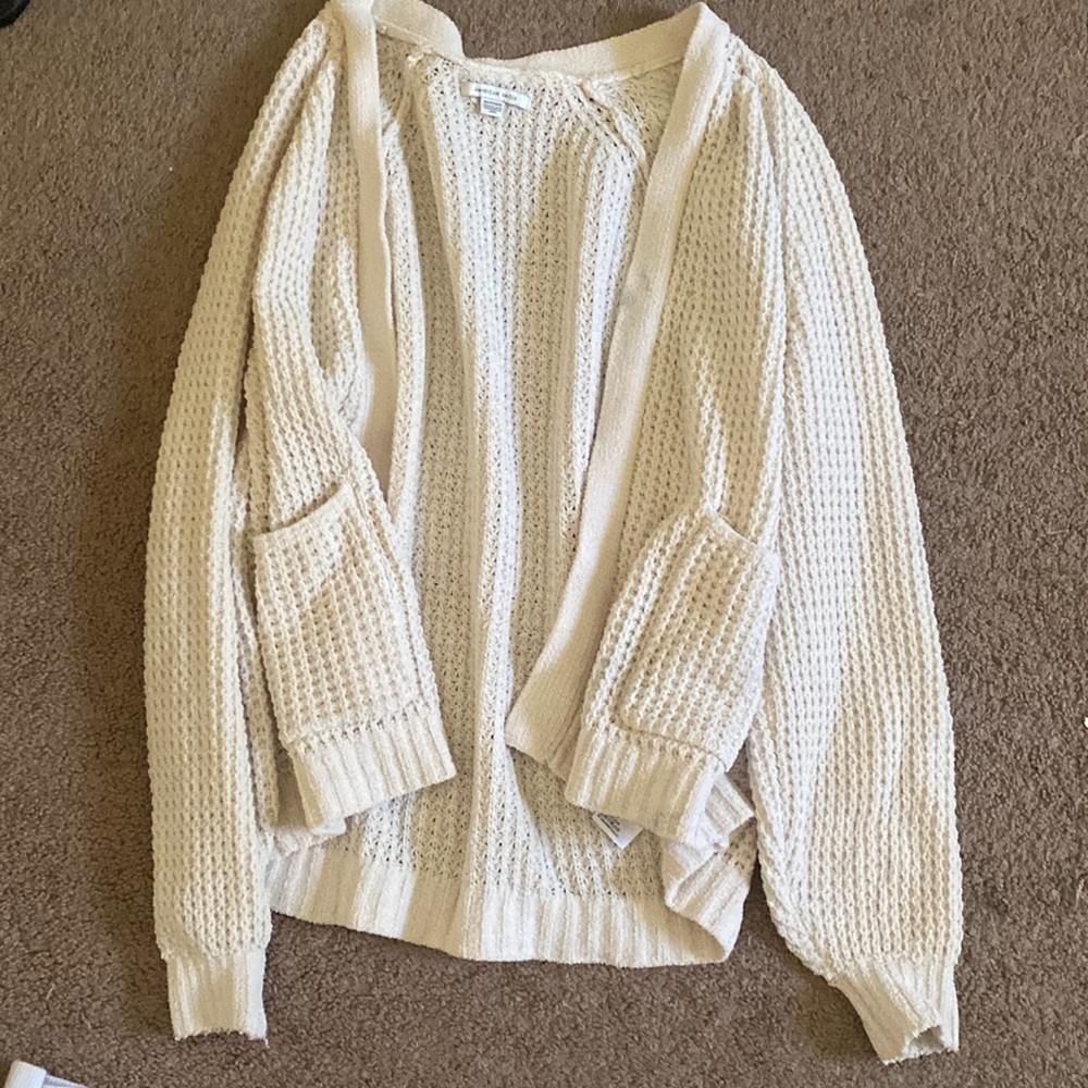 American Eagle Cardigan!! 🤍🤍